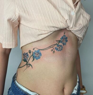 Chi tiết cành hoa ở bên hông làm tăng thêm nét quyến rũ. Top 888+ hình xăm bên hông siêu cuốn hút - Genztattoo