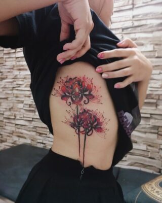 Hoa loa kèn nhện được xăm ở bên cạnh vô cùng độc đáo Top 888+ hình xăm bên hông siêu cuốn hút - Genztattoo