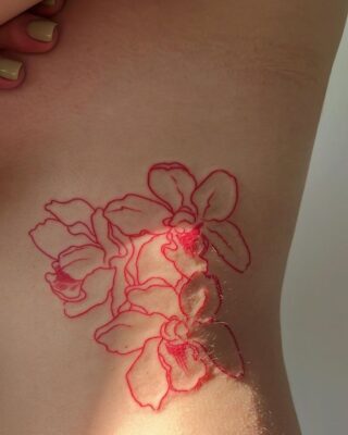 Họa tiết hoa ấn tượng ở bên cạnh Top 888+ hình xăm bên hông siêu cuốn hút - Genztattoo