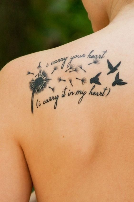 mẫu tattoo cành hoa giấy và chữ sau lưng