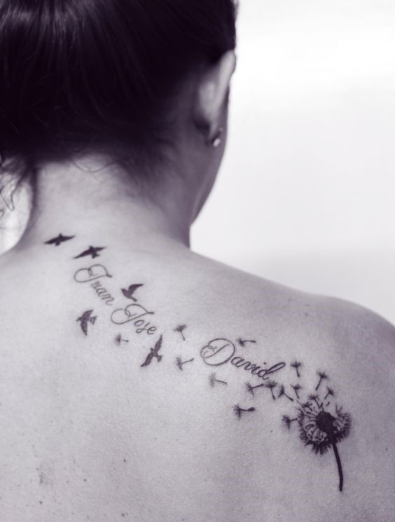 tattoo nghệ thuật mẫu hoa bay trong gió kèm chữ