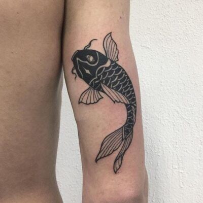 Hình xăm cá chép Nhật cổ đơn giản ở bắp tay hình xăm cá chép nhật cổ đơn giản ở bắp tay