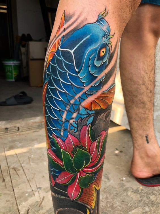 tattoo cá chép xanh kết hợp họa tiết hoa sen ở chân cực đẹp