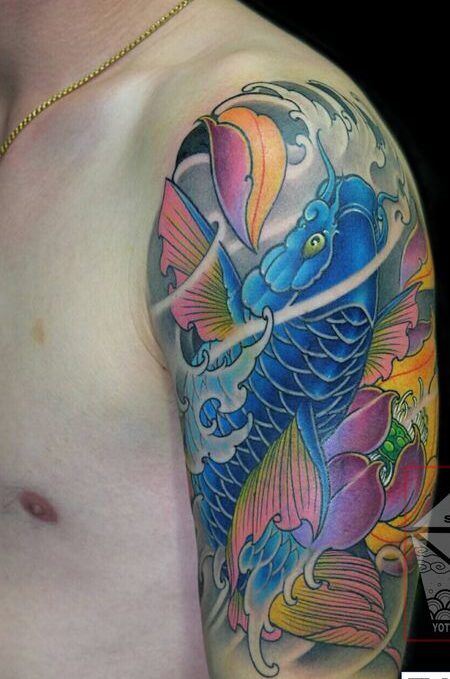 tattoo cá chép xanh kết hợp họa tiết hoa sen vàng