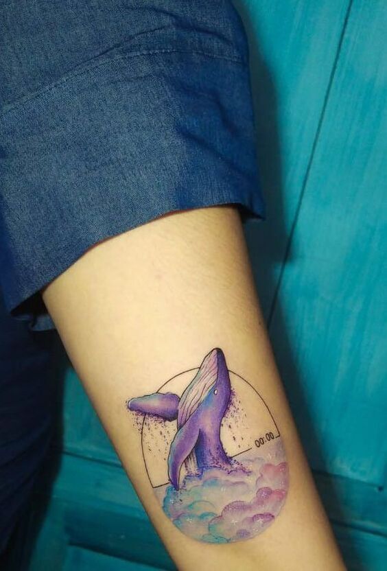 hình xăm cá voi nhảy múa