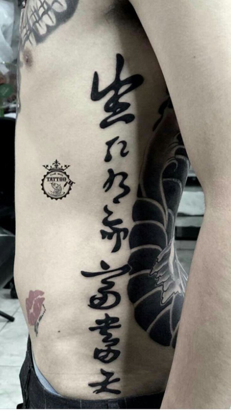 mẫu tattoo bên hông chữ trung