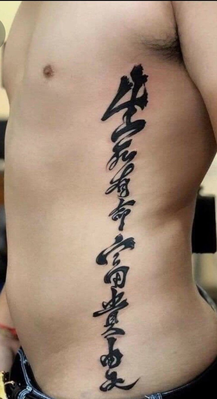 mẫu tattoo chữ chạy dọc bên hông