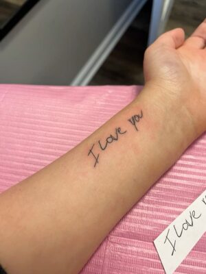 xăm chữ I Love You lên cánh tay Gợi ý 555+ hình xăm chữ đơn giản nhưng ấn tượng - Genztattoo