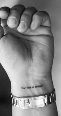 hình tattoo cổ tay mẫu chữ ngắn phong cách