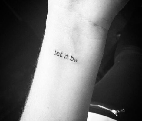 hút mắt với kiểu tattoo chữ trên cổ tay