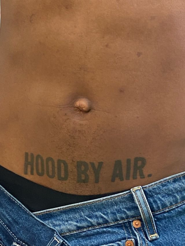 Đơn giản với kiểu xăm chữ ở bụng đơn giản với kiểu tattoo chữ trên bụng