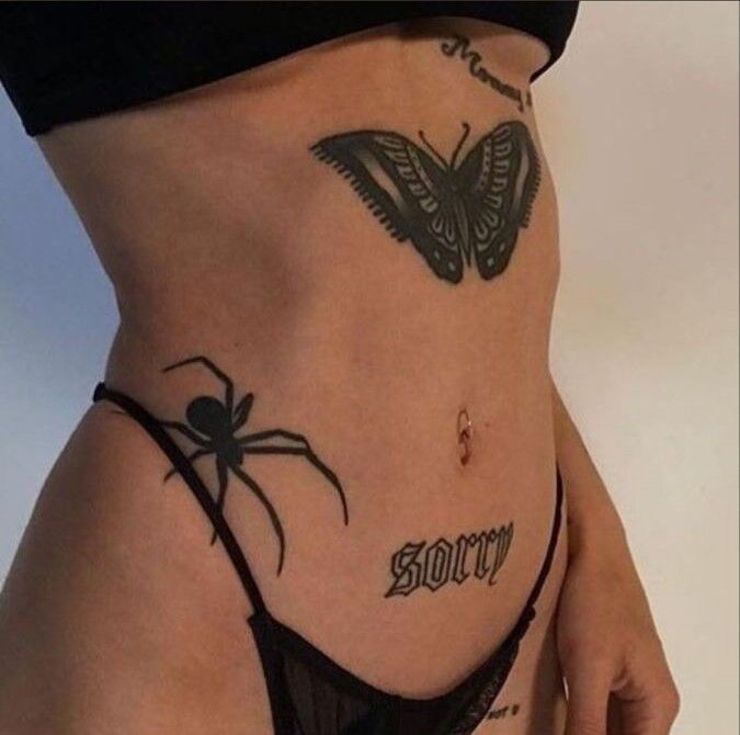 Một phong cách xăm ấn tượng ở bụng bắt mắt với kiểu tattoo chữ ở bụng