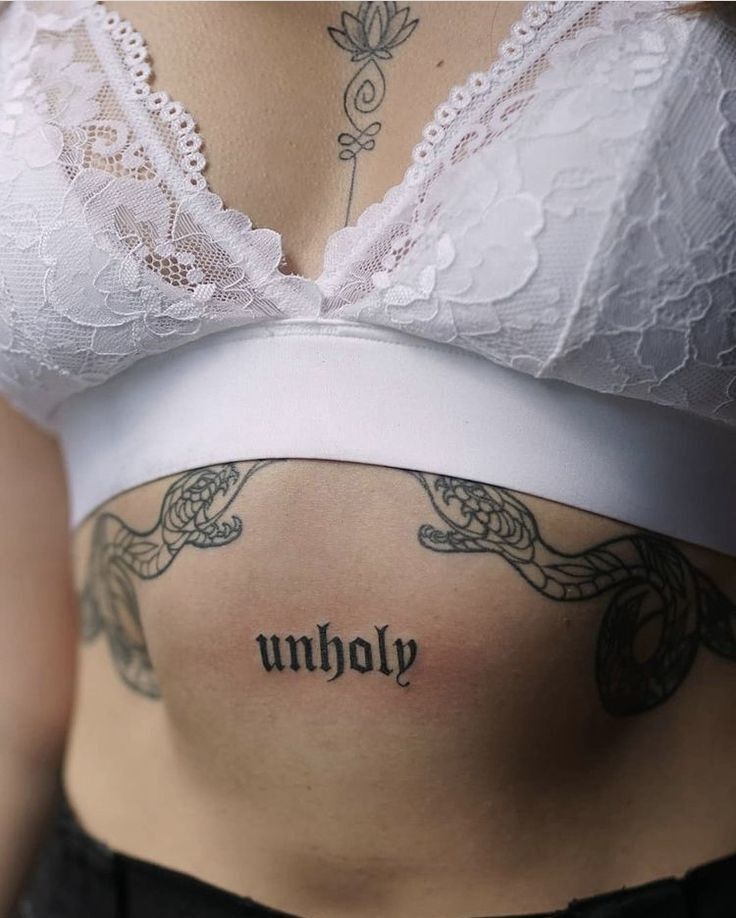 Hình xăm chữ trên bụng theo phong cách tối giản hình tattoo trên bụng chữ phong cách tối giản