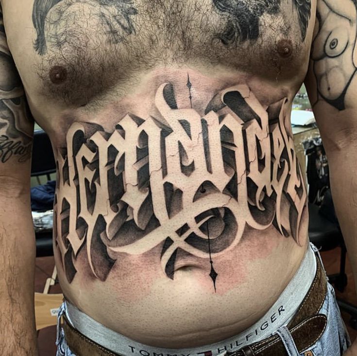 Một phong cách xăm hình ấn tượng ở bụng hút mắt với kiểu tattoo chữ ở bụng