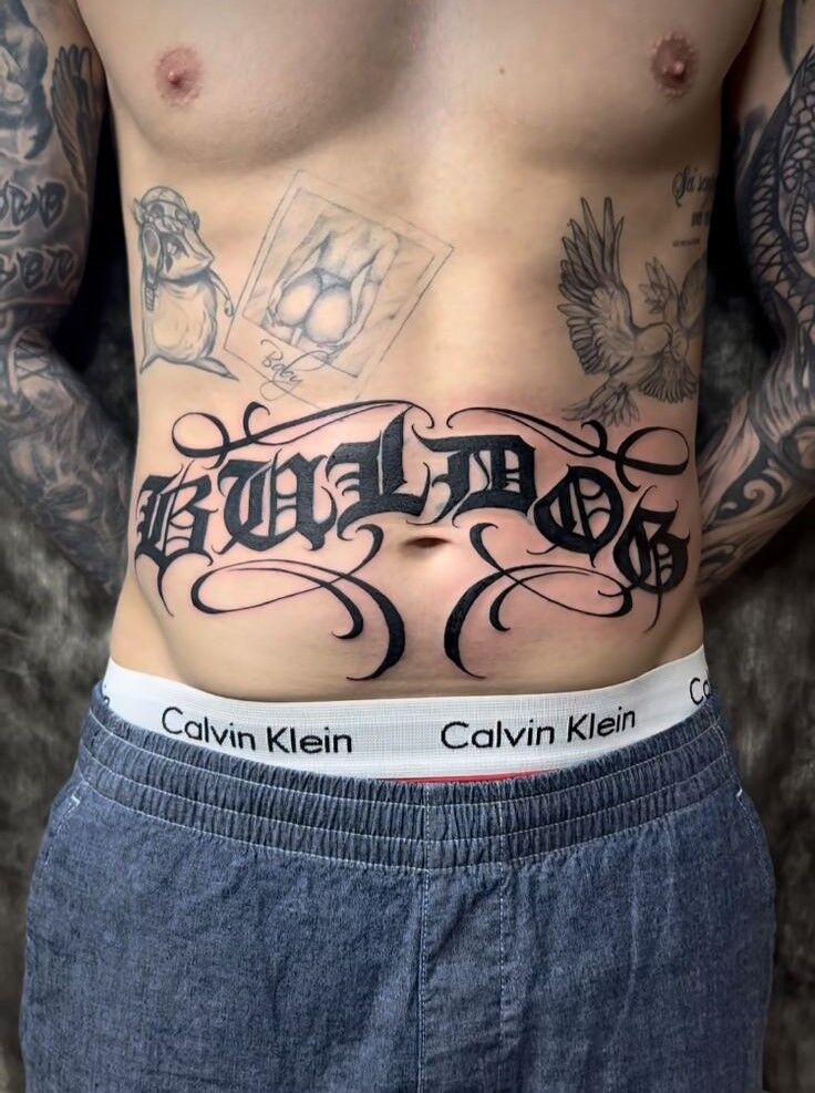 Không thể rời mắt khỏi phong cách xăm bụng không thể rời mắt với kiểu tattoo chữ ở bụng
