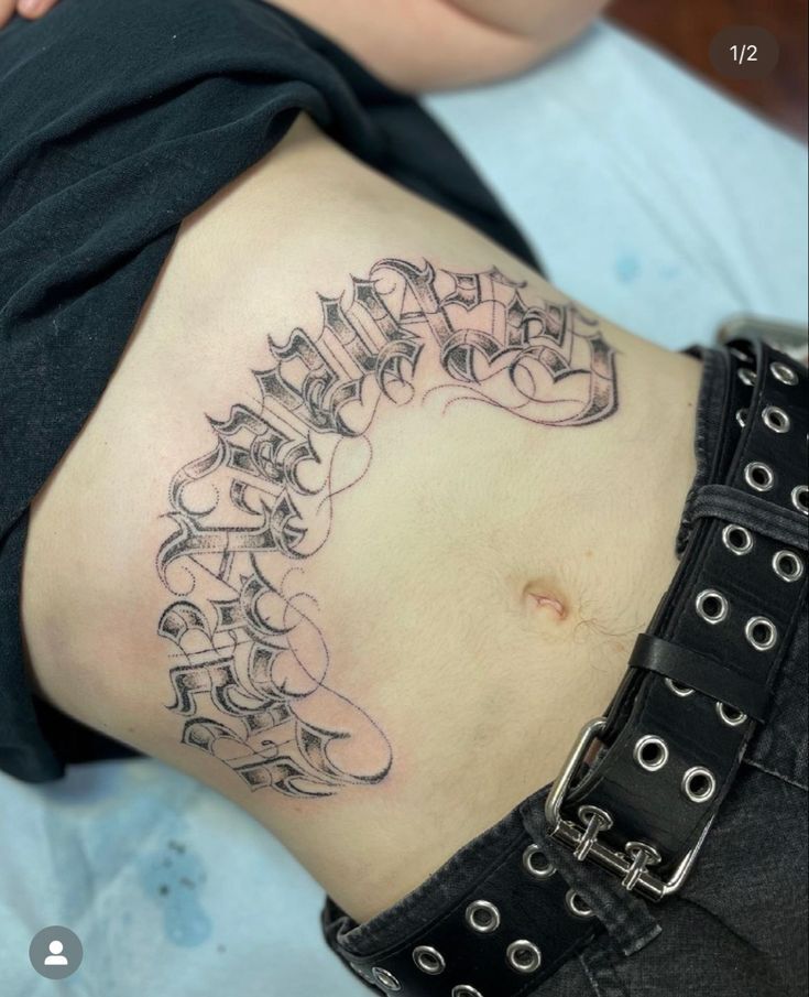 Hấp dẫn với mẫu hình xăm chữ ở bụng lôi cuốn với mẫu tattoo chữ trên bụng