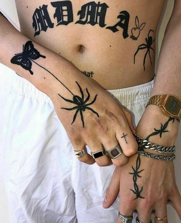 Cá tính với phong cách xăm hình ở bụng cá tính với kiểu tattoo chữ trên bụng