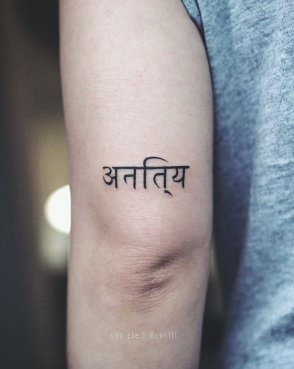 Hình xăm tiếng Phạn ở mặt sau bắp tay tattoo chữ phạn sau bắp tay