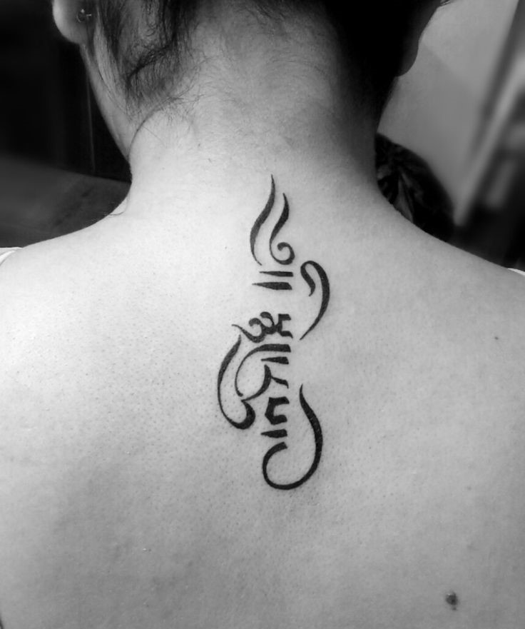 Một hình xăm tiếng Phạn đơn giản sau gáy mẫu tattoo chữ phạn đơn giản sau gáy