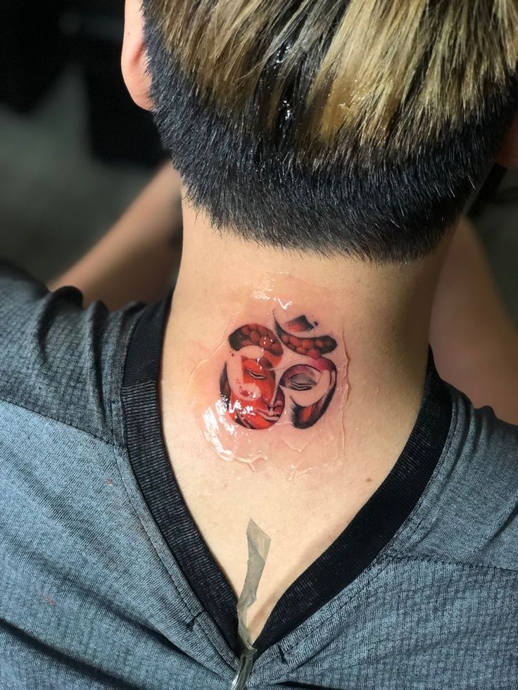 Một hình xăm tiếng Phạn cực chất sau gáy kiểu tattoo chữ phạn sau gáy cực chất