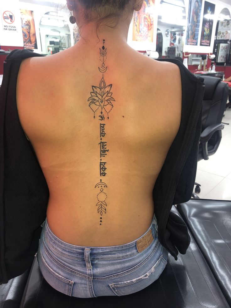 Hình Xăm Phía Sau Tiếng Phạn Cho Nữ tattoo chữ phạn ở sau lưng cho nữ
