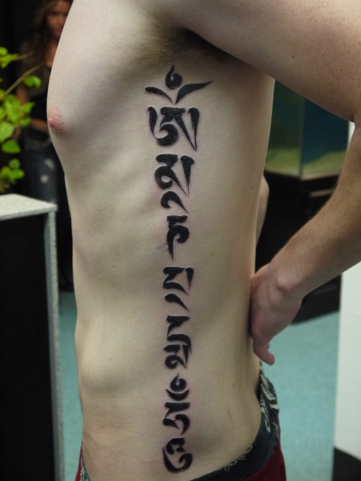 Một thiết kế hình xăm bên hông rất ngầu mẫu tattoo chữ phạn bên hông cực ngầu