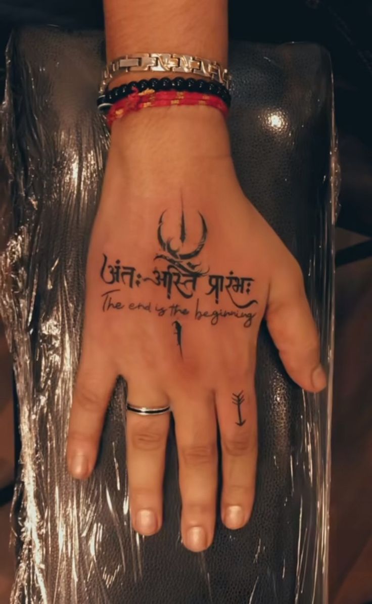 Hình xăm tiếng Phạn trên tay mẫu tattoo chữ phạn ở bàn tay