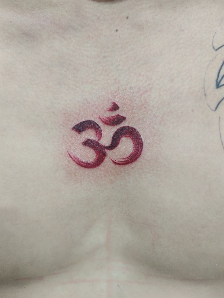 Hình xăm tiếng Phạn cực chất giữa ngực hình tattoo chữ phạn cực chất giữa ngực