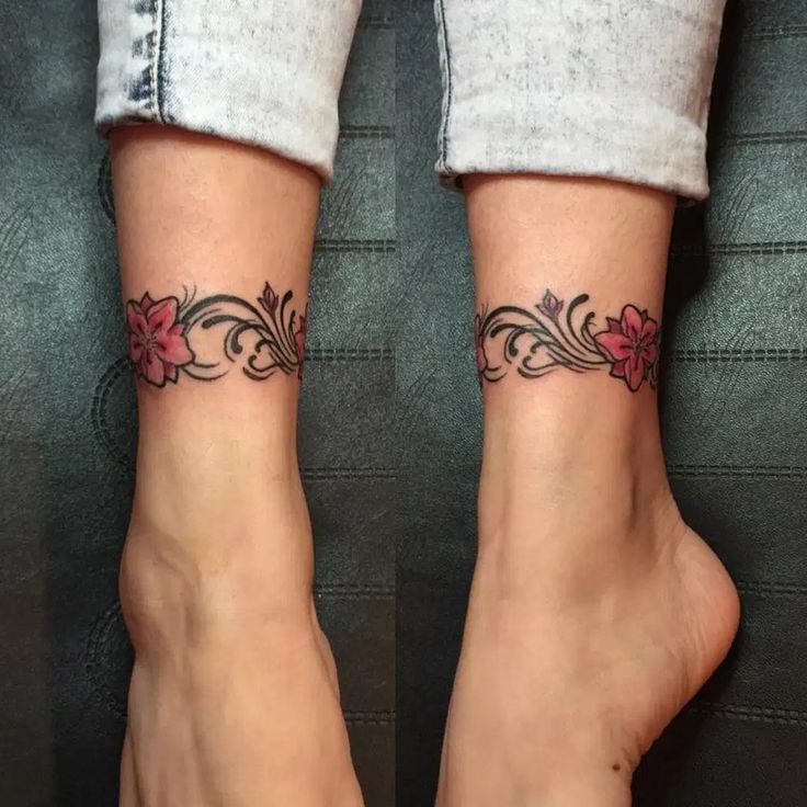 Hình xăm đối xứng ở cả hai mắt cá chân Hình xăm đối xứng nhau ở hai cổ chân