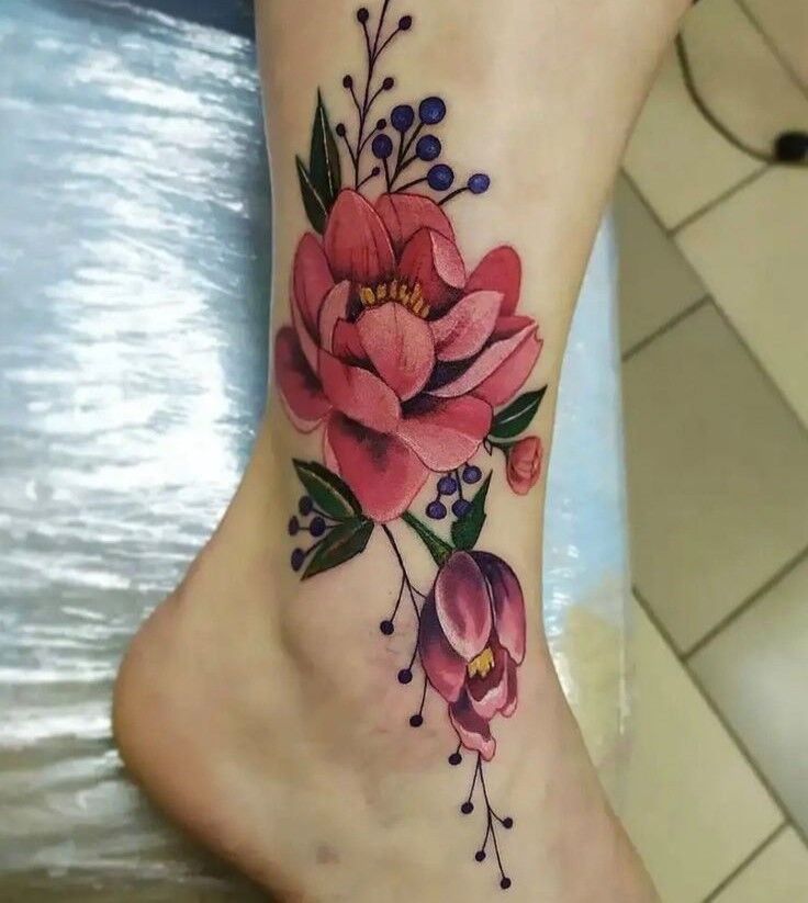 Hình xăm bông hoa màu hồng nhạt và đỏ Hình xăm hoa đỏ hồng dịu dàng