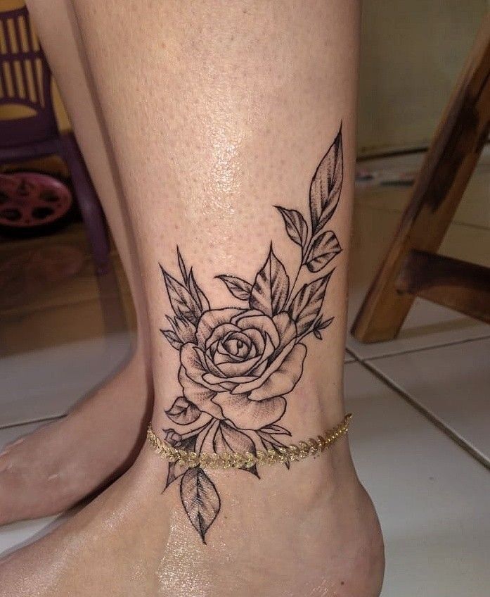 Đơn giản với hình xăm hoa ở mắt cá chân Giản dị với hình xăm bông hoa trên cổ chân