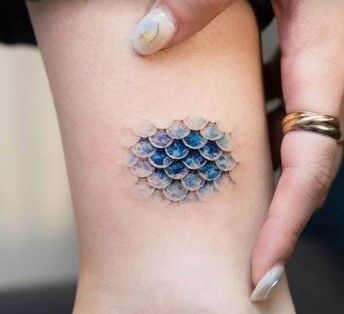 Hình xăm vảy cá rất chân thực Hình xăm vảy cá rất chân thực