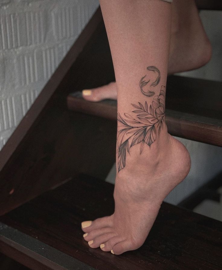 Một hình xăm cách điệu ở mắt cá chân Hình xăm cách điệu trên cổ chân