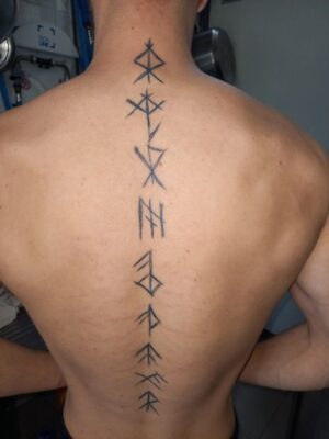 nổi bật dọc sống lưng bằng mẫu hình xăm chữ rune Top 777+ hình xăm cổ ngữ rune độc lạ và ấn tượng - Genztattoo