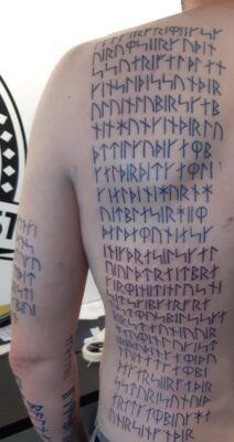 Một phong cách xăm chữ rune cổ xưa che phủ một nửa lưng Top 777+ hình xăm cổ ngữ rune độc lạ và ấn tượng - Genztattoo