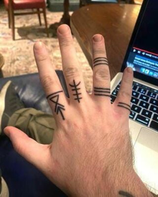 thiết kế hình xăm biểu tượng rune trên ngón tay Top 777+ hình xăm cổ ngữ rune độc lạ và ấn tượng - Genztattoo