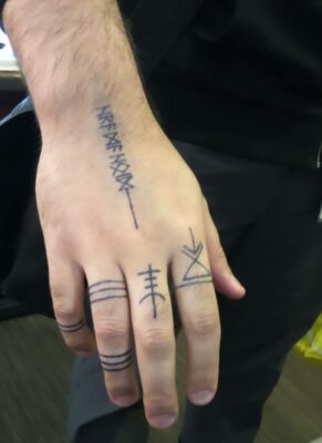 hình xăm ngón tay theo phong cách rune cổ xưa Top 777+ hình xăm cổ ngữ rune độc lạ và ấn tượng - Genztattoo