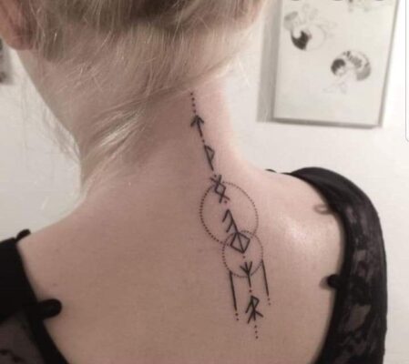 một nhân vật có hình xăm chữ rune sau gáy Top 777+ hình xăm cổ ngữ rune độc lạ và ấn tượng - Genztattoo