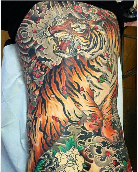 Hoàn thiện hình xăm con hổ bằng cách kết hợp hoa anh đào và hoa mẫu đơn hoàn thiện hình xăm hổ kết hợp hoa anh đào và hoa mẫu đơn