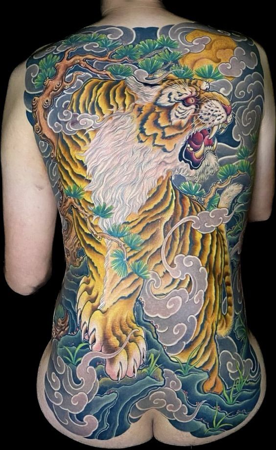 Khách hàng có hình xăm con hổ trên lưng anh khách xăm hình con hổ kín lưng