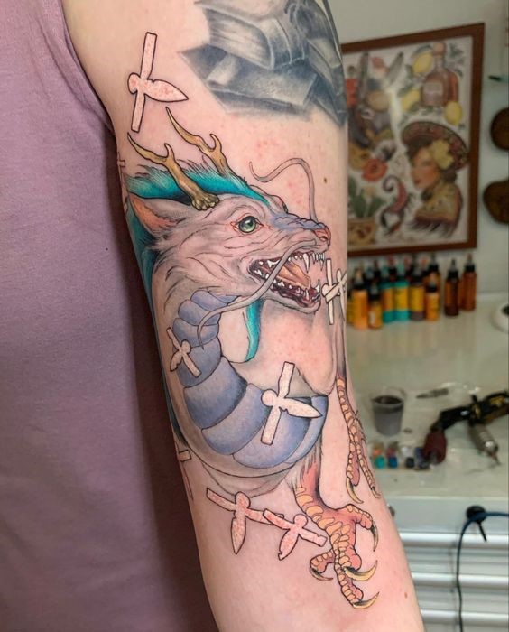 Hình xăm rồng Haku trên bắp tay sau của khách hàng hình xăm rồng haku ở bắp tay sau của anh khách