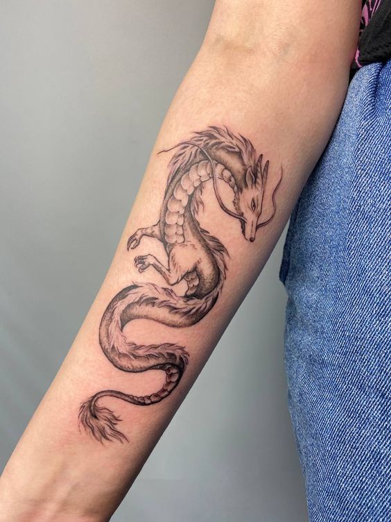 Hình xăm rồng haku đơn sắc ở cổ tay hình xăm rồng haku đơn sắc ở cẳng tay