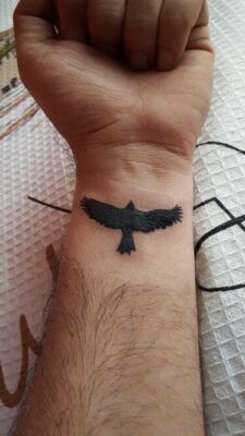 người có phong cách xăm đại bàng trên cổ tay cá tính với kiểu tattoo đại bàng trên cổ tay