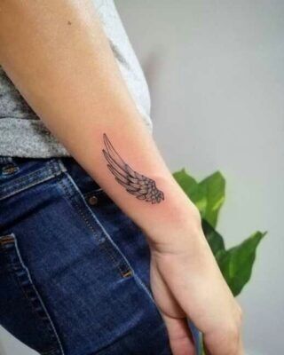 Hút mắt với hình xăm đôi cánh đại bàng trên cổ tay hút mắt với kiểu xăm đôi cánh đại bàng trên cổ tay