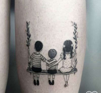hình xăm ba chị em ngồi xích đu