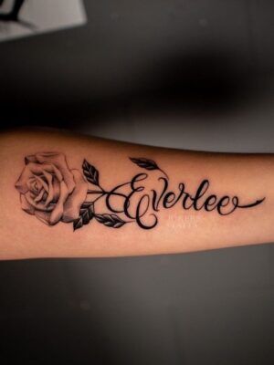 tattoo hoa hồng kèm chữ độc đáo