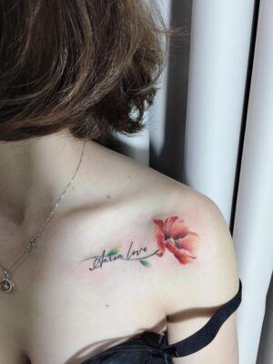 tattoo hoa kèm chữ ở ngực