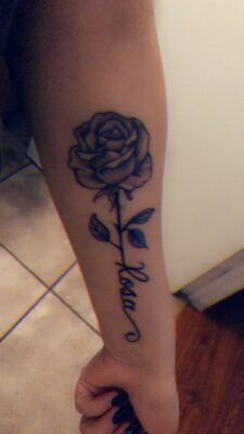 tattoo hoa kèm chữ xinh xẻo