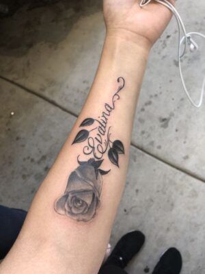 tattoo hoa hồng kèm chữ mực đen