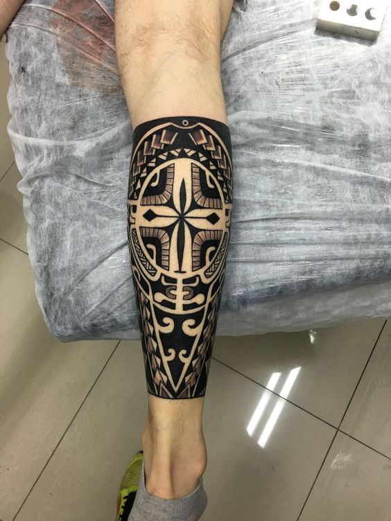 Một hình xăm hoa văn mạnh mẽ trên chân hình tattoo họa tiết đầy mạnh mẽ ở chân